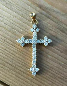 Colgante de Cruz de Plata 925 con 2 Diamantes Redondos de Moissanita de 2 Quilates y Cadena de 18 Pulgadas - Product Image 2