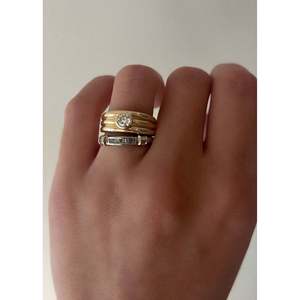 Anillo de Diamantes con Canal de Diamantes en Forma de Baguette Vintage - Product Image 2