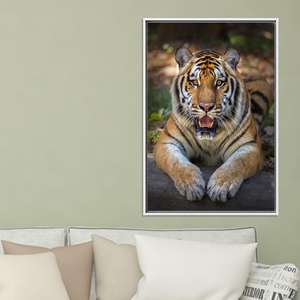 Impression sur toile Tigre couché : Art mural réaliste de chat de la jungle, toile encadrée blanche - Product Image 1
