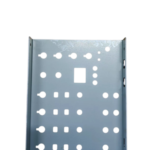 Pièce fabriquée en tôle avec découpes flexion et revêtement en poudre pour le montage de couvercles de système de panneaux électriques dans les armoires - Product Image 1