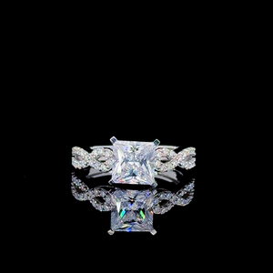 Anillo de Compromiso Cristiano con Moissanita de Corte Princesa de 1.0 CT, Certificado IGI, Plata de Ley, Engaste de Puntas, Microincrustaciones, Lujoso para Mujer - Product Image 1