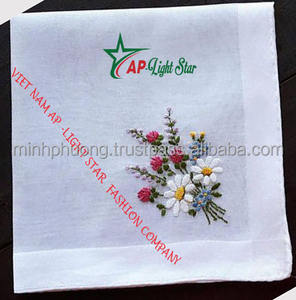 Dessous de tasse brodés à la main avec des motifs délicats et colorés pour les salons et les restaurants de luxe - Product Image 6