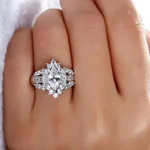 Ensemble de bagues de fiançailles et de mariage vintage en argent sterling 925 plaqué avec un diamant moissanite rond taille brillant de 3 carats serti pavé - Product Image 2