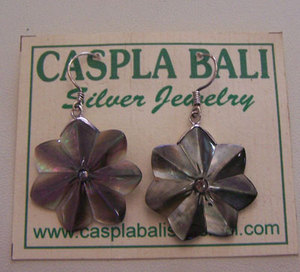 Pendientes de gota de plata SEASHELL JEWELRY Motivo tallado de flor de concha con talla negra para regalo - Product Image 1
