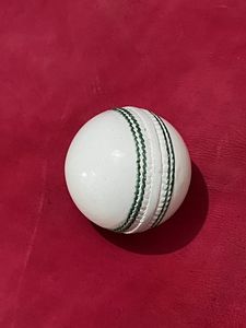 Balón de Críquet de Cuero Blanco JAWAS SPORTS de Alta Calidad, Peso Oficial 50, Duro para Entrenamiento, Logotipo Personalizado, Tamaño Personalizable - Product Image 3