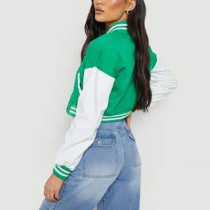 Vestes universitaires Letterman Green Crop & Short Style avec logos personnalisés et couleurs de la veste universitaire pour femme - Product Image 2