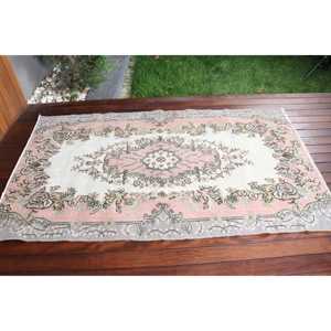 Alfombra Turca Vintage de 3.9x6.7 pies, Alfombra de Lana con Estampado Animal Rosa - Product Image 3