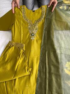 Elegante Traje de Fiesta Estilo Pakistaní de Diseñador, Vestido de Novia Bordado en Seda Semi-Cosido, Salwar Kameez Largo Listo para Usar con Dupatta - Product Image 2