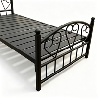 Lit simple en métal avec motif cœur décoratif, cadre de lit en fer pour chambre de location ou dortoir