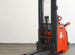 Apilador Eléctrico de Palets con Horquillas de 1500 mm, Mástil de Tres Etapas, Neumáticos Sólidos, Uso Interior, Nuevo, Tracción 4x4, Celda de Combustible de Hidrógeno, Operación Manual - Product Image 2