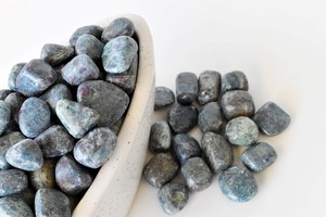 Piedras de Kyanita Rubí Pulimentadas al por Mayor, 15-30 mm, Cristales Metafísicos Curativos a Granel para Reiki, Meditación, Manualidades - Product Image 2