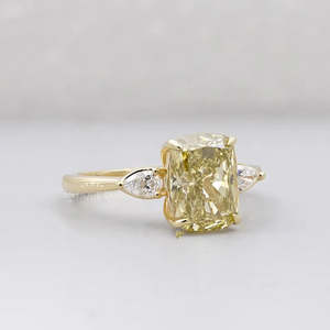 Anillo de compromiso de tres piedras con diamante amarillo de talla cojín certificado por IGI - Product Image 2