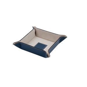 Bandeja de servicio de cuero organizacional para estante multiusos con textura elegante y base espaciosa Ideal para servir o exhibir - Product Image 1