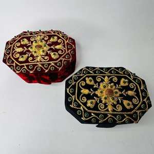 Boîte à bijoux en velours Shanell faite à la main, broderie personnalisée, motif stylé, solution de rangement durable, meilleur prix - Vente en gros - Product Image 1