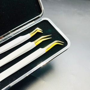 Pince à épiler en acier inoxydable durable avec pointe plaquée or et revêtement en poudre blanche Plan Grip Russian Volume Eyelash Extension Tweezer - Product Image 4