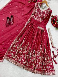 Hermoso vestido de seda de diseñador con conjunto Dupatta con trabajo de bordado de secuencia - Product Image 3
