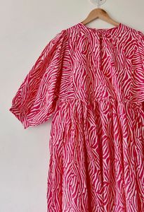 เดรสมิดิพิมพ์ลายบล็อกเดรสมินิเดรสพิมพ์ลายบล็อก Ikat คอลึกพร้อมเชือกรัด - Product Image 3