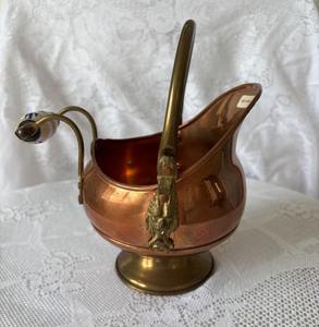 Cubo de carbón de cobre tradicional con borde ancho y labio curvo adecuado para su uso como accesorio de chimenea o decoración rústica del hogar - Product Image 4