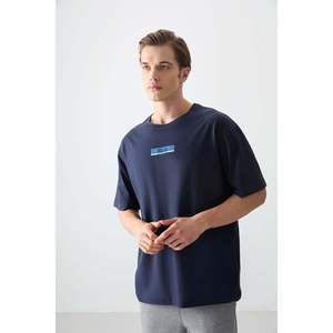 เสื้อยืดพิมพ์ลายทรงโอเวอร์ไซส์เนื้อผ้าฝ้าย 100% สีกรมท่า สำหรับผู้ชาย ยี่ห้อ Air Jones เหมาะสำหรับใส่ลำลองสไตล์สตรีทแวร์ - Product Image 4