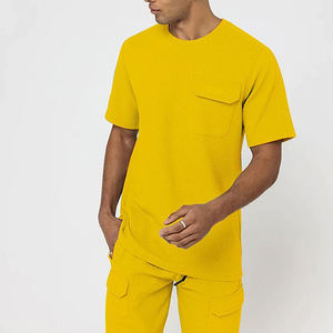 Camiseta de cuello redondo amarillo con pantalones cortos, conjunto de 2 piezas de algodón, transpirable - Product Image 1