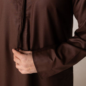 Thobe pour hommes saoudiens de bonne qualité, thermique, grande taille, couleur unie, col montant, manches longues, en polyester/coton teint brun - Product Image 5