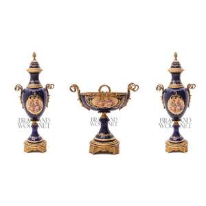 Porcelana azul antigua y centro de mesa de latón con jarrones florales ornamentados hechos a mano decoración de lujo vintage - Product Image 1