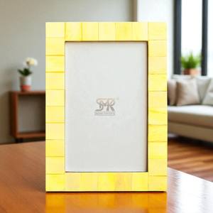 Cadre photo élégant en résine d'os jaune avec incrustation, personnalisable, design artisanal pour les intérieurs modernes, à poser sur table - Product Image 3