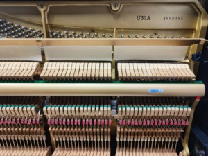 Piano droit Yamaha U30A, 88 touches lestées, style classique, finition noire, montage au sol, planche sonore en bois massif - Product Image 5