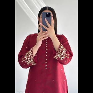 Ssumaira presenta elegante traje bordado de 3 piezas granate | Ropa festiva pakistaní - Product Image 2