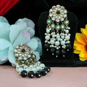 Boucles d'oreilles Kundan au design classique moderne avec perles suspendues Pierres non coupées Meilleure qualité Mode Dangle Regal Touch Pierres non coupées - Product Image 3