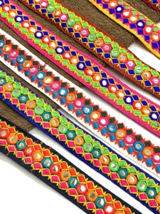 Bordure en dentelle à sequins et miroirs brodés multi-ethniques, 25 mm, coton/sequins, douce, utilisée dans les chaussures pour femmes, vente en gros - Product Image 5