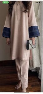 Moderni set di accordi invernali modesti per le donne con un Design semplice su misura per la moda indiana pakistana e ispirata ai musulmani - Product Image 5