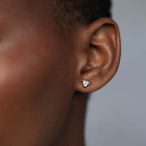 Pendientes de Oro Blanco de 14k con Diamantes Cultivados en Laboratorio, Uno en Billones - Joyería Elegante y Única - Product Image 3