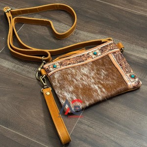 กระเป๋าถือหนังแท้ลายสลักมือสำหรับผู้หญิง ดีไซน์หรูหรา หนังวัวแท้ สะพายไหล่หรือถือแบบมินิ ปี 2025 - Product Image 1