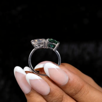 Bague Toi et Moi en or 14 carats avec deux pierres de diamant, émeraude verte fantaisie et poire blanche, diamant de laboratoire de 2 carats