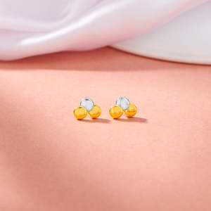 Boucles d'oreilles clous plaquées or Trio Charm Hoop et Huggie avec accents de perles et de diamants - Product Image 1