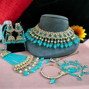 Ensemble de colliers suspendus et Kundan de perles de qualité supérieure avec Maang Tikka et Pasa (bijoux frontaux) respectueux de la peau et anti-ternissement - Product Image 2