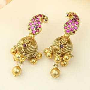 Pendientes colgantes Anokhi Morni Kemp Stone Laxmi Temple Jhumka en tono dorado, estilo religioso clásico y moderno, hechos de aleación de zinc. - Product Image 4