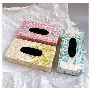 Boîte à mouchoirs en bois nacre, boîte en bois artisanale avec incrustation de coquillages pour le rangement des serviettes et la décoration de table, Vietnam - Product Image 2