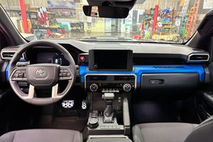 รถยนต์มือสองที่เชื่อถือได้ ปี 2025 โตโยต้า ทาโคมา TRD สปอร์ต ดับเบิ้ลแค็บ 4x4 - Product Image 2