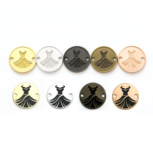 Etiquetas de Ropa Metálicas Personalizadas de Marca Baratas al por Mayor con Logotipo en Relieve 3D Lavables para Bolsas de Ropa y Zapatos - Product Image 4