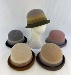 Chapeaux Bob en Laine Tricotés Personnalisés pour Femmes – Modèles Peintre Tendance et Colorés - Product Image 4