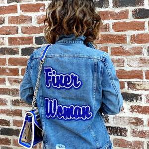 แจ็กเก็ตผ้าเดนิมผู้หญิงผ้าบางปักข้อความบนหลังสำหรับแฟชั่นชีวิตชาวกรีกแบบลำลองและสไตล์สโมสร - Product Image 4