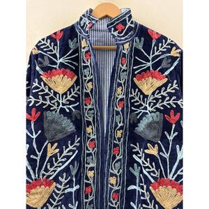 Chaqueta de Terciopelo Reversible Azul Marino para Mujer, Ropa de Abrigo Otoñal, Bordado a Mano con Diseño Suzani, Detalles en Piel de Oveja, Corta - Product Image 4