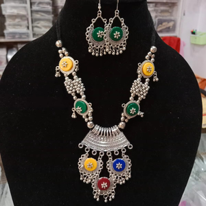 Ensemble collier et boucles d'oreilles en argent oxydé perlé élégant, best-seller du fournisseur indien direct, bijoux de mariage de haute qualité - Product Image 1