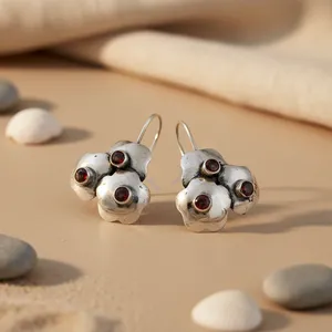Boucles d'oreilles pendantes Art Palace Vintage Fleur avec incrustation de grenat, en argent antique, bijoux pour femme du Rajasthan, cadeau religieux - Product Image 1