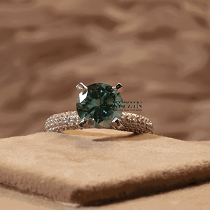 Anillo de Compromiso de Plata de Ley con Moissanita Azul de Corte Redondo, 3 Hileras de Acentos Solitarios, Engaste de Puntas para Mujer - Product Image 4