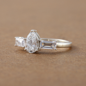 Anillo de compromiso personalizado de tres piedras, Oro Sólido, Plata de ley, pera, corte esmeralda, diamantes cultivados en laboratorio, ajuste de bisel certificado IGI - Product Image 6