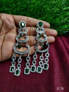 ENSEMBLE DE BOUCLES D'OREILLES DE STYLE CLASSIQUE EN DIAMANTS AMÉRICAINS POUR MARIAGES ENSEMBLE DE BOUCLES D'OREILLES DE STYLE CLASSIQUE À LA MODE POUR FEMMES ET FILLES - Product Image 3