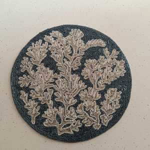 Napperon perlé Chargeur rond fait à la main pour salle à manger de luxe et décor de vacances Pièce unique perlé à la main, napperon, pendaison de crémaillère - Product Image 1